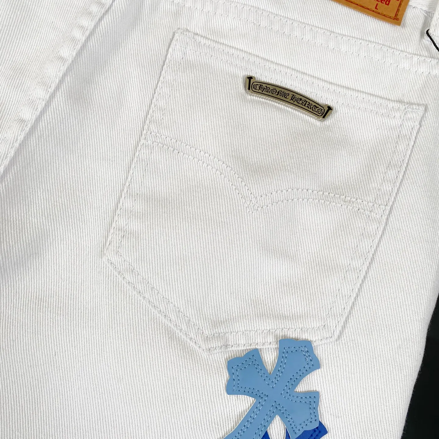 🅿️280 [Strongest version] Chroe Hets CH Chroe Hets CH white dark and light blue leather label jeans Customized metal buckle Legs washed distressed ripped hem ceiling-level jeans ‼ About Zangyin✅This is an extremely luxurious fashion brand that can also be called the aristocrat of the high street. It has always been an exclusive brand for some hipsters or the rich second generation. Compared with ordinary high streets, it is more luxurious and noble. Compared with luxury brands, it is more fashionable and individual. Top heavy industry fashion design✅Consistently high street luxury style creation. Speaking of this style, the Zangyin family and the GU family are definitely among the leading representative brands. Especially the Zangyin family's creation of high street style has really achieved an effect of transformation. The color of this model is already very eye-catching by using a unique washed material. It is decorated with pink patchwork cross flowers, which cleverly highlights the charm of the brand. Secondly, this model adopts a classic high-waist cut design, which highlights the long legs and fashionable temperament of the upper body. The brand is highly recognizable and the slim-fitting configuration is more suitable for daily wear. The personality will be fashionable and the specifications can be seen at a glance. Materials and technology ✅ Needless to say, this point goes without saying. As an excellent craftsman brand, Zangyin's requirements for details and craftsmanship are really perfect. The washed color of this model has gone through a lot of processes, not to mention the embellishment of the denim appliqués. It is also purely handmade and sewn. Just like what they believe in, only handmade things have soul and have the meaning of wearing. A top-notch heavy-duty fashionable denim item, recommended by both hands‼   Size: 28 30 32 34 equivalent to S-XL